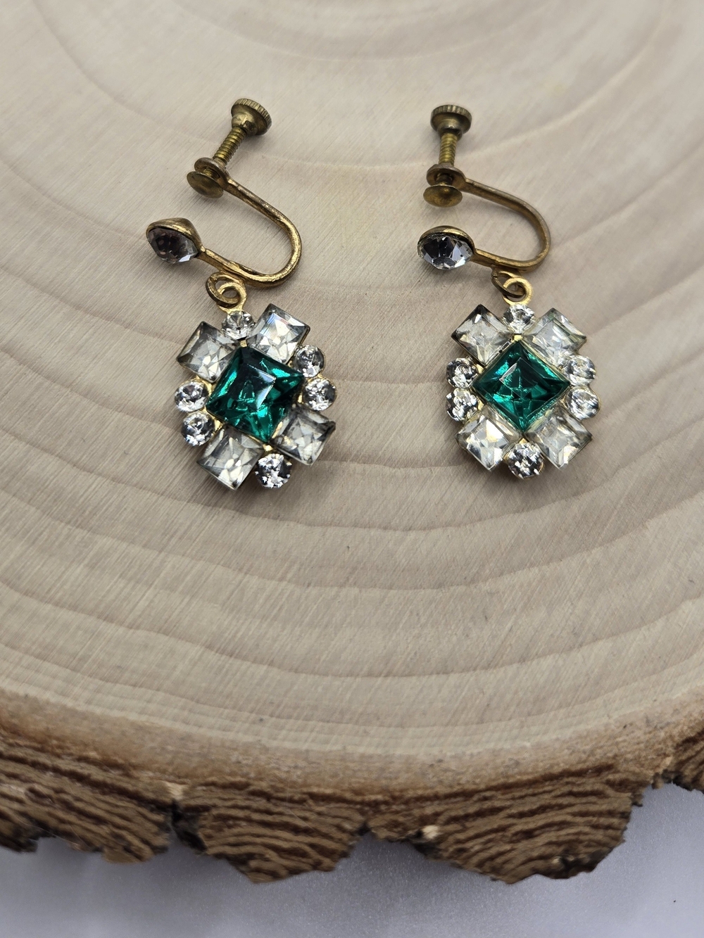 ✨ Vintage Emerald Rhinestone Screwback Earrings ✨ - Picture 4 of 6